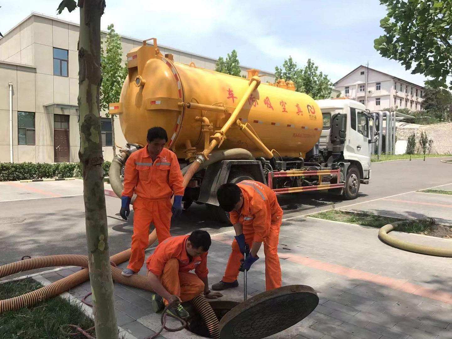 繁昌管道疏通车停在窨井附近