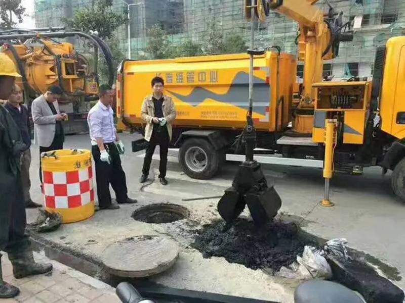 繁昌街道：网格员化身“清道夫”，为民解忧疏通“堵心”化粪池