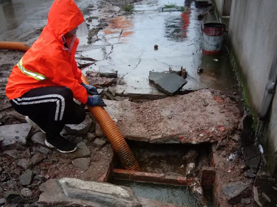 繁昌专业清理污水池 炜誉市政以规范流程守护城市 “肠道”