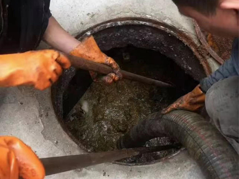 繁昌清理化粪池时如何避免沼气的危害？